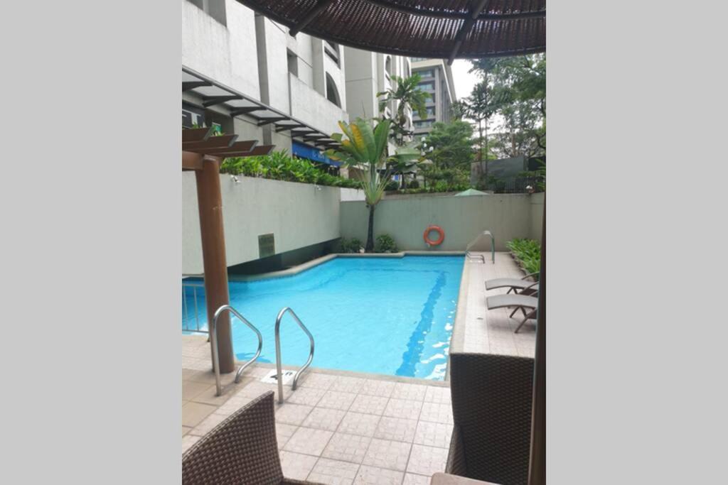 Apartment At The Olympia, Prime Makati Location Near Ayala Triangle Gardens -free Wifi And Pool Use