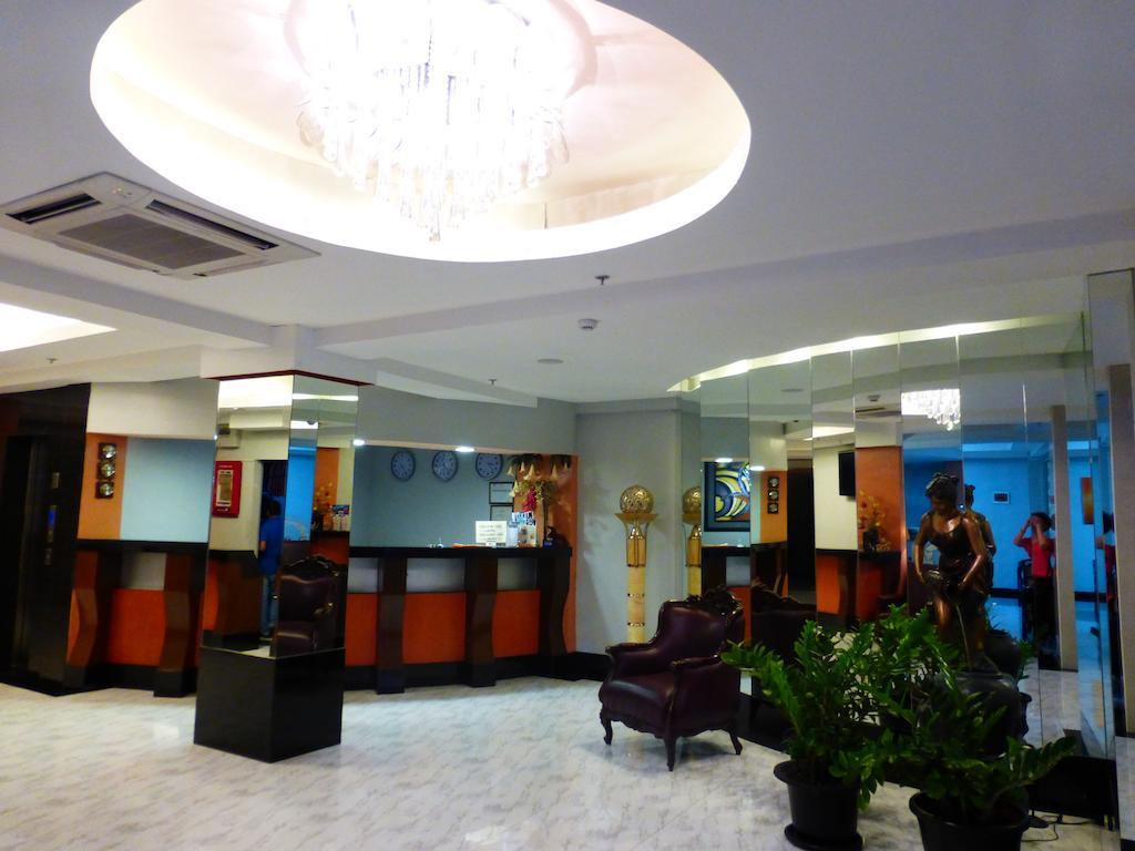 Hotel Silver Oaks &