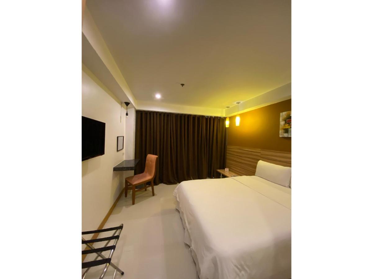 Capital O 820 Guijo Suites Makati Hotel 3*