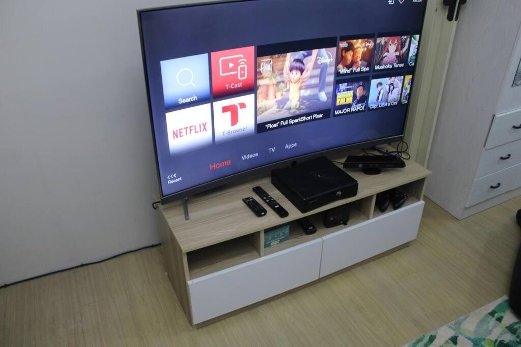 Huge A2j Executive Luxury 1br Near Abs Cbn, Gma Apartment *