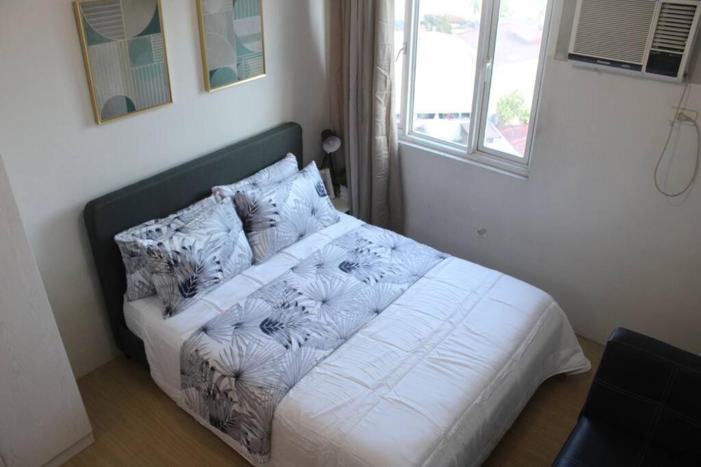 Huge A2j Executive Luxury 1br Near Abs Cbn, Gma Apartment *