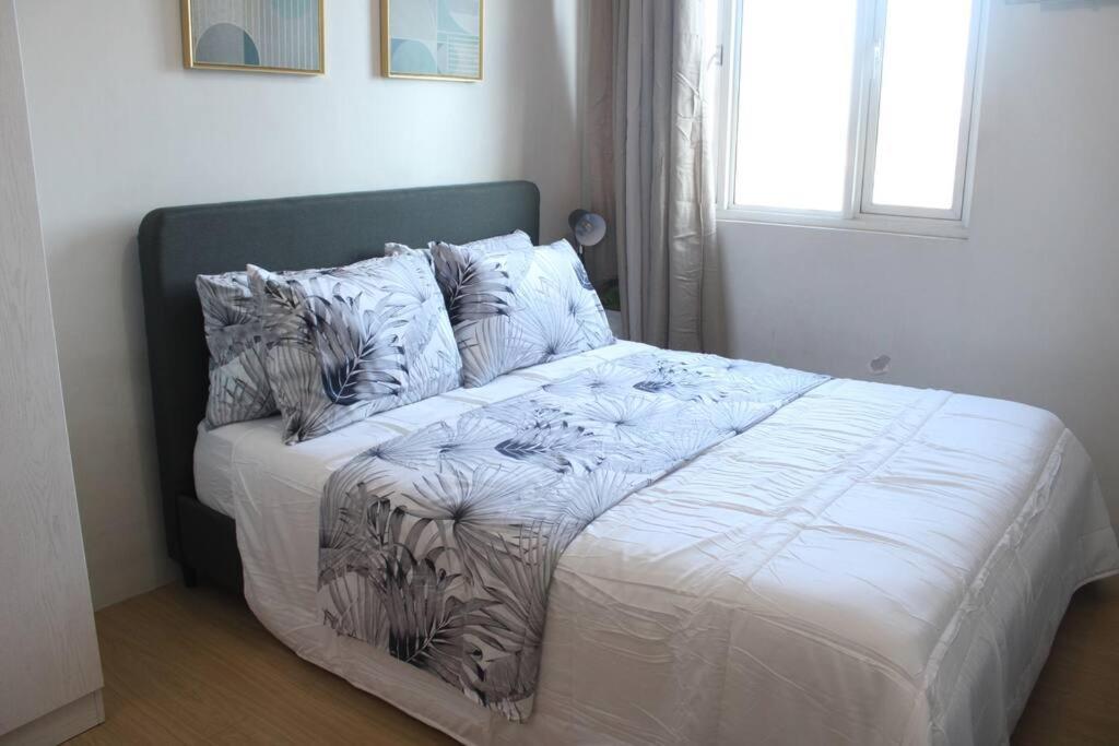 Huge A2j Executive Luxury 1br Near Abs Cbn, Gma * Manila