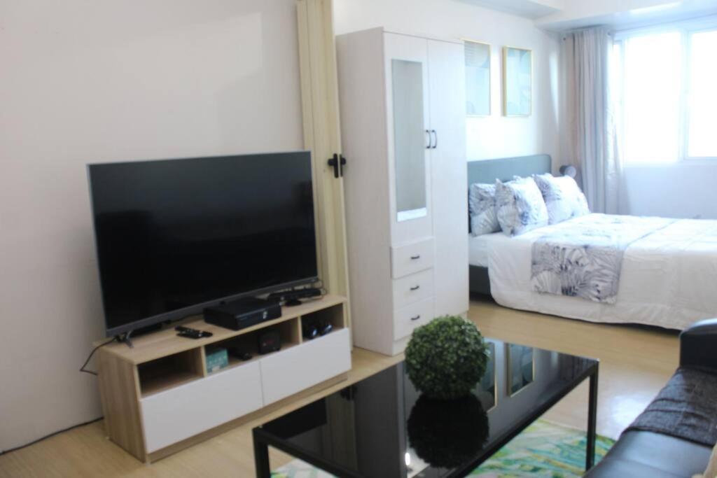 Huge A2j Executive Luxury 1br Near Abs Cbn, Gma Apartment Manila