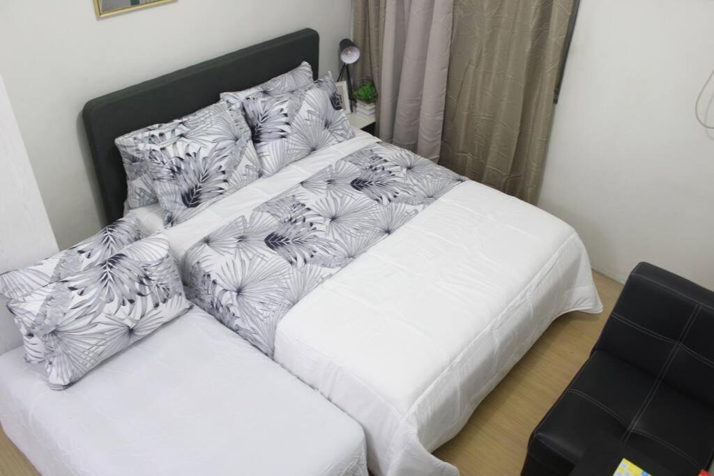 Huge A2j Executive Luxury 1br Near Abs Cbn, Gma Apartment Manila