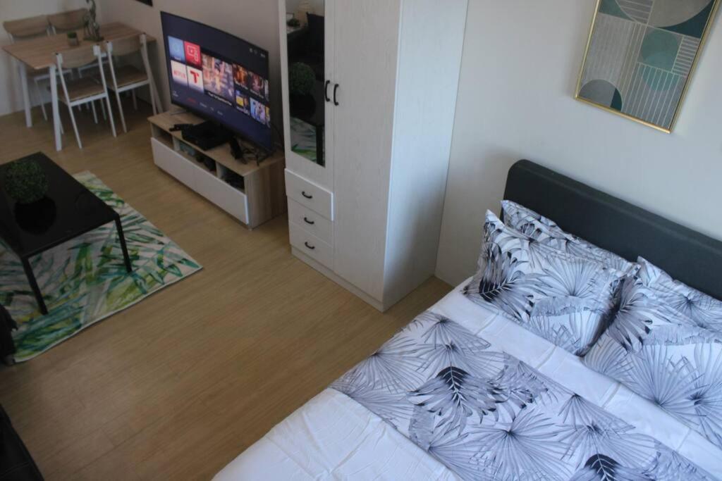 Apartment Huge A2j Executive Luxury 1br Near Abs Cbn, Gma
