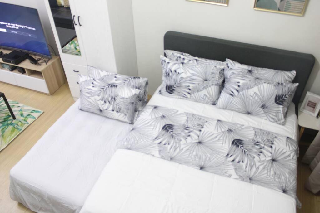 Apartment Huge A2j Executive Luxury 1br Near Abs Cbn, Gma Manila