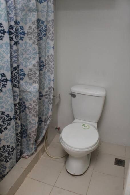 Huge A2j Executive Luxury 1br Near Abs Cbn, Gma Apartment