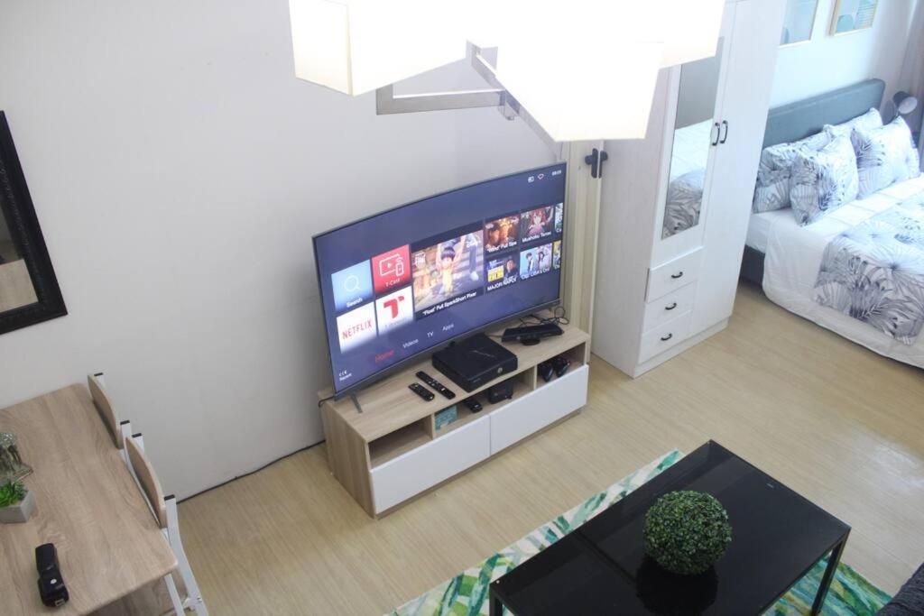 Huge A2j Executive Luxury 1br Near Abs Cbn, Gma Apartment *