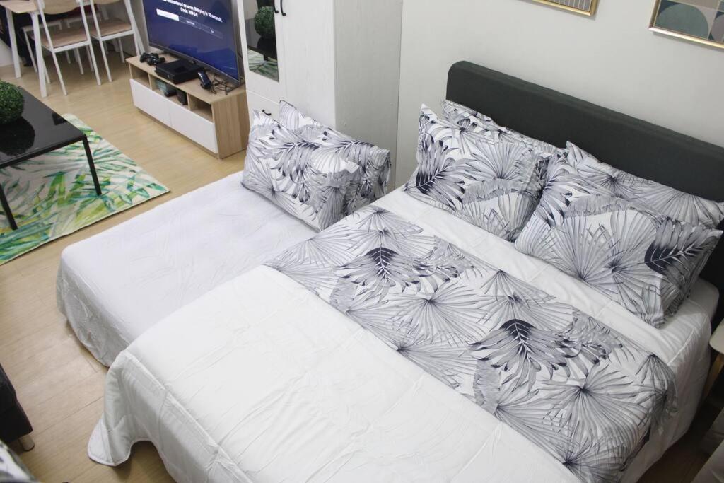 Huge A2j Executive Luxury 1br Near Abs Cbn, Gma Apartment