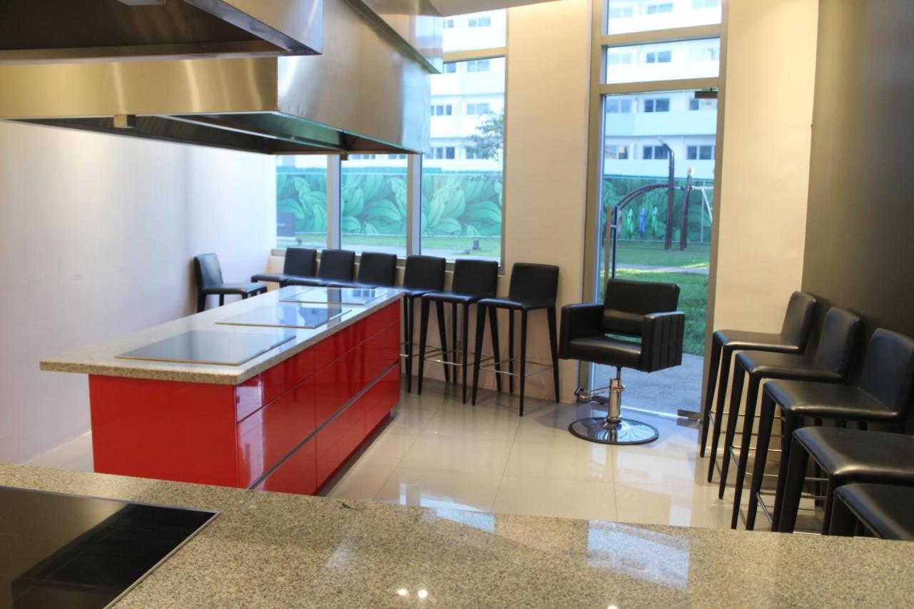 A2j Huge Modern Luxury 2br Balcony Near Ever Gotesco * Manila