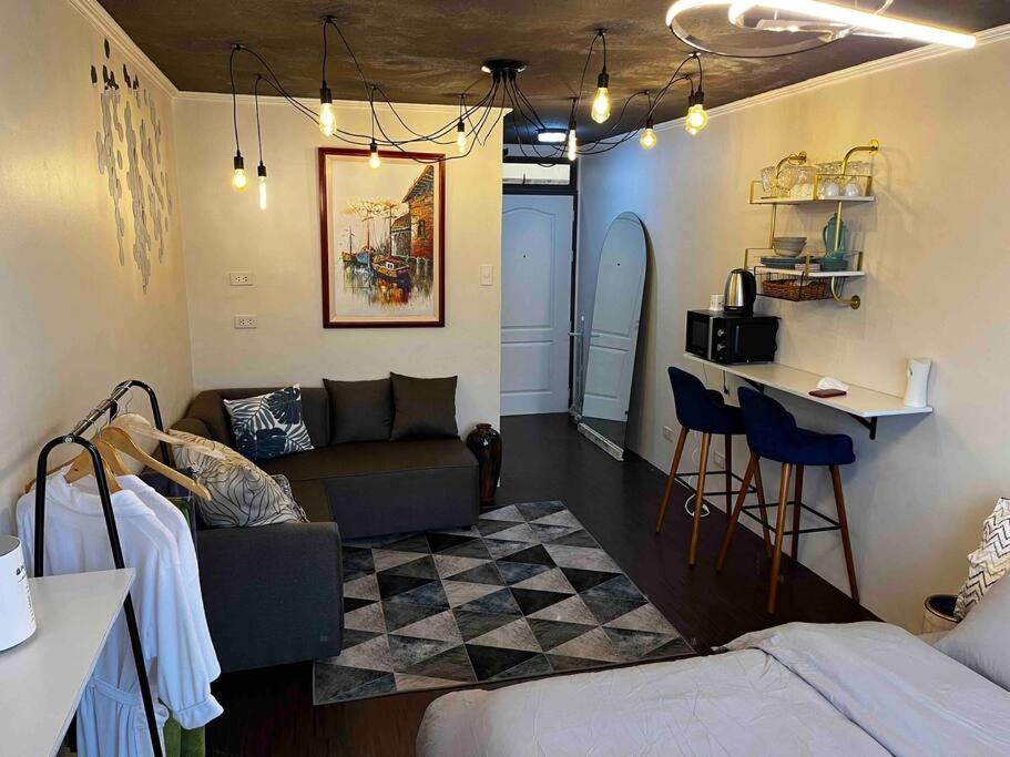 Cozy Ocean Blue 43in Tv & Netflix