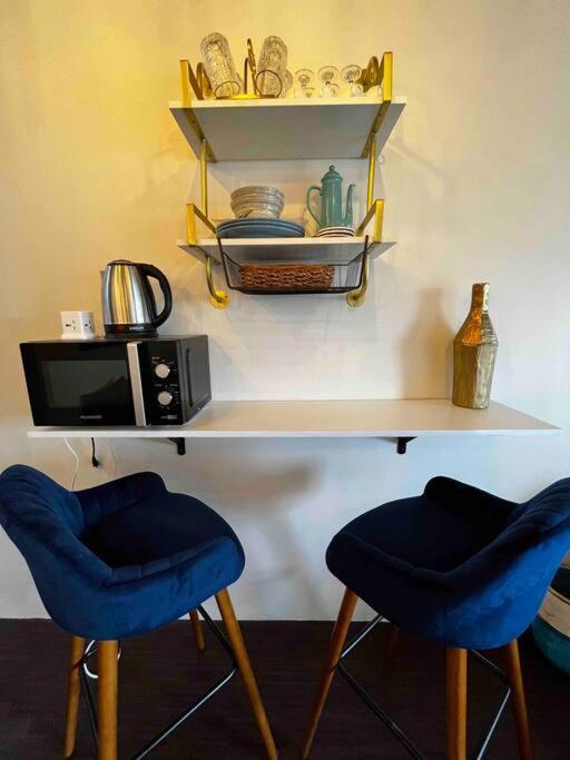 Cozy Ocean Blue 43in Tv & Netflix Apartment *