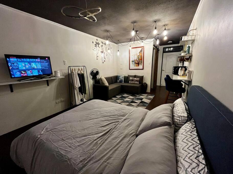 Cozy Ocean Blue 43in Tv & Netflix