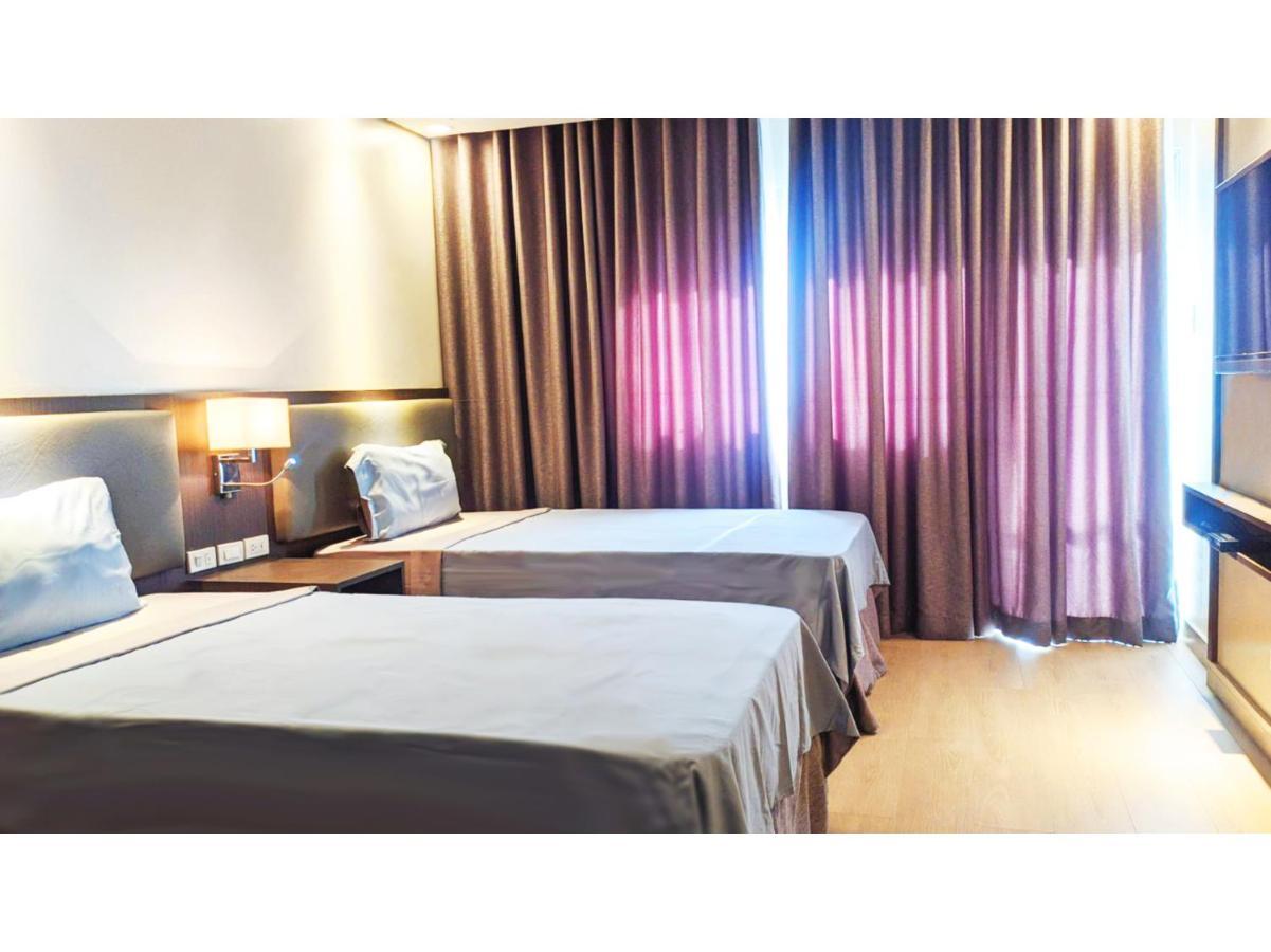 Capital O 804 The Residences At Bonifacio Civic Center Hotel 3*