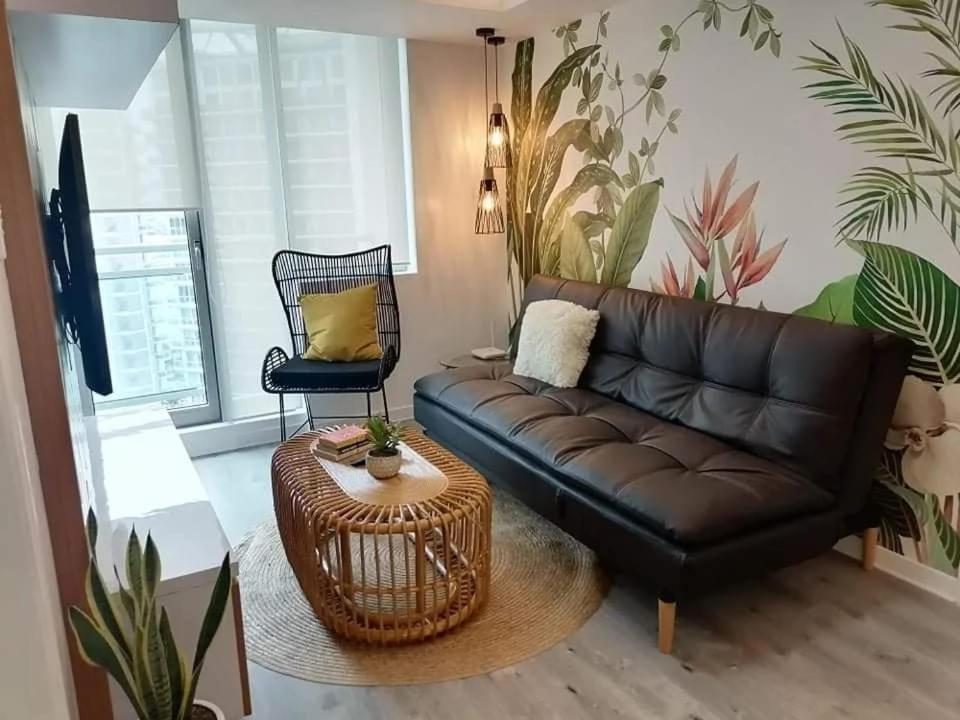 Urban At Azure Apartment *