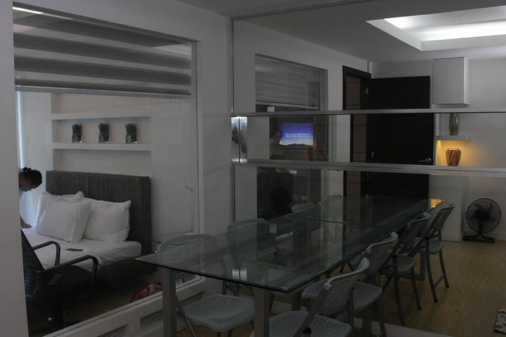 A2j Luxury 1br Bgc Balcony Near Burgoscircle Apartment *