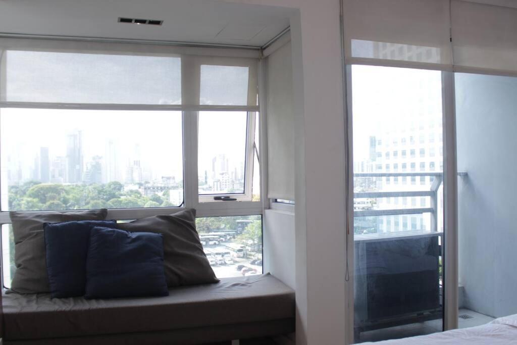 A2j Luxury 1br Bgc Balcony Near Burgoscircle Apartment *