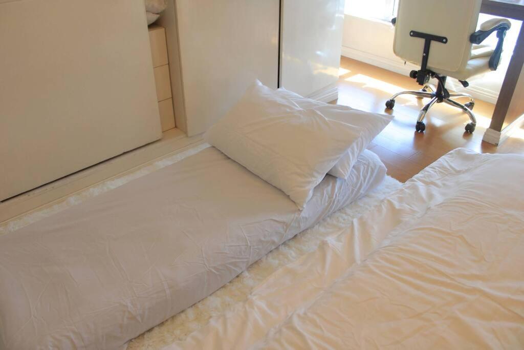 A2j Bgc Luxury 1br Near Burgos Circle & Mall Manila