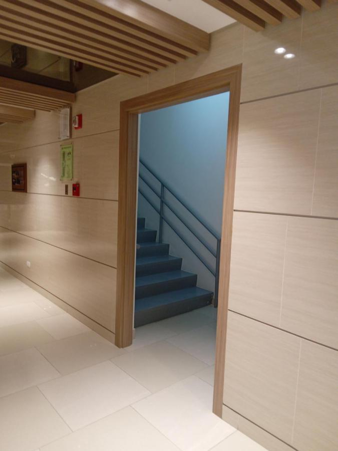 Lovely 2-br W/balcony In Sm-sucat, Paranaque Apartment *