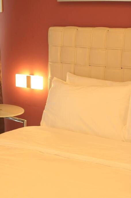 A2j Bgc Luxury 1br Near Burgos Circle & Mall Apartment