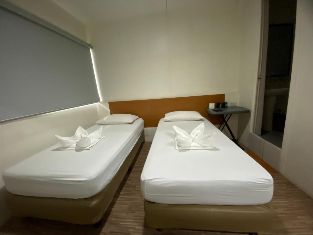 Oyo 878 Dg Budget Naia Hotel