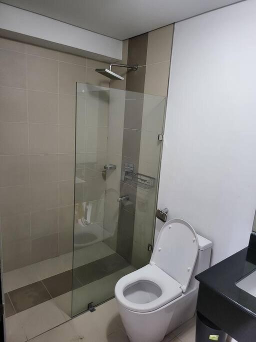 Luxury @ Bgc Sleeps 6 Comfortably Fast Wifi Pool! Apartment