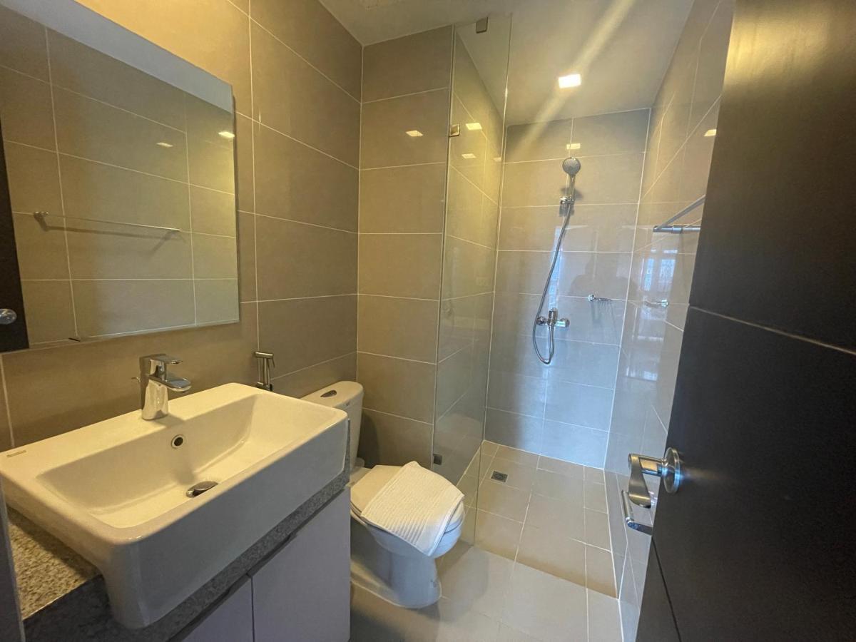 Bright 2-bedroom With Pool In Bgc Uptown