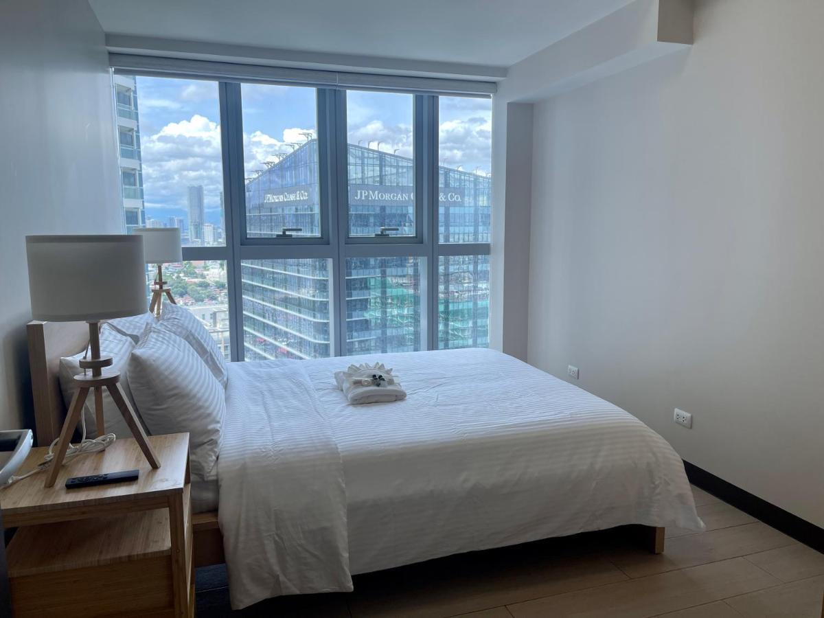 Bright 2-bedroom With Pool In Bgc Uptown