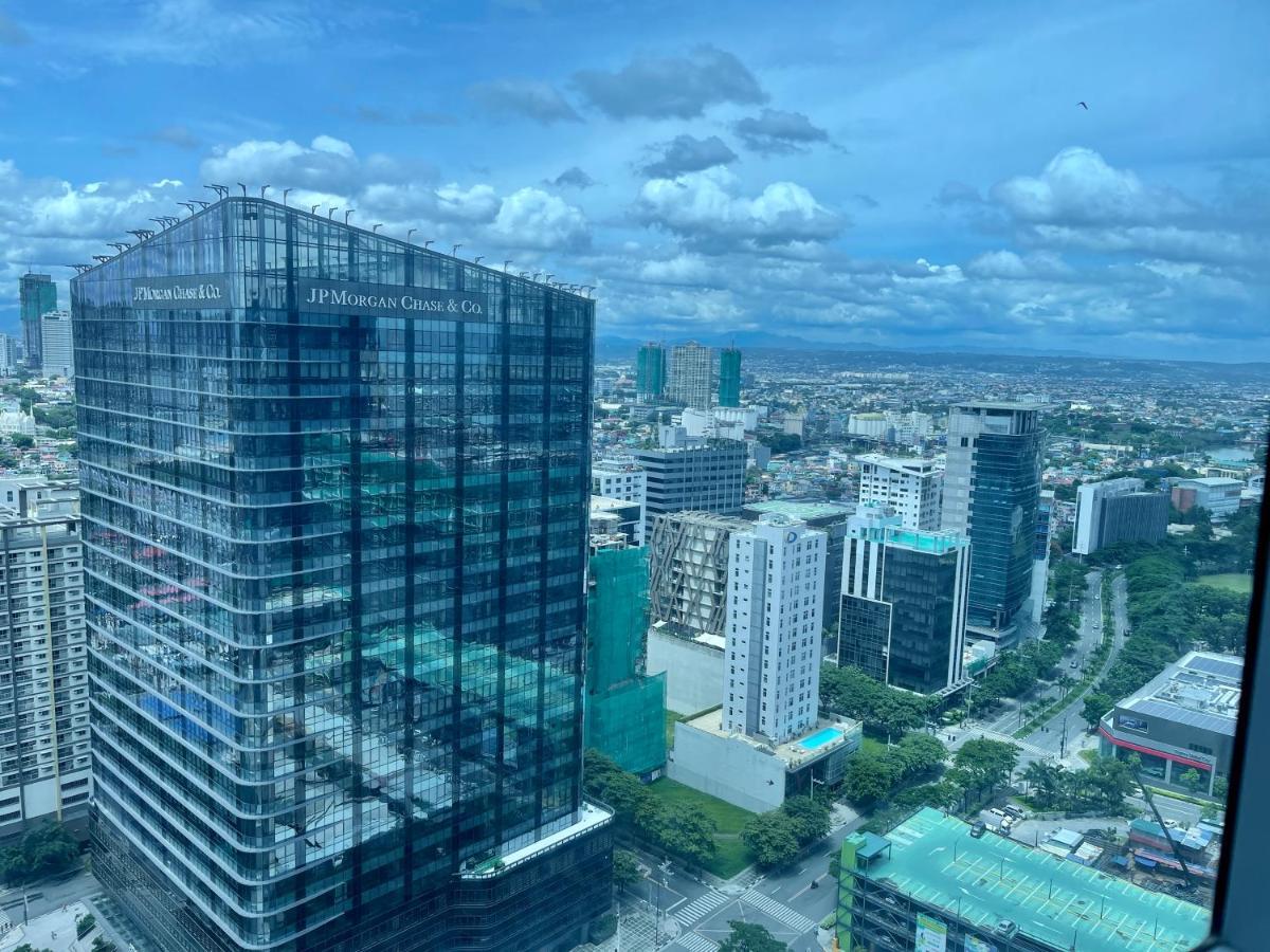 Bright 2-bedroom With Pool In Bgc Uptown *