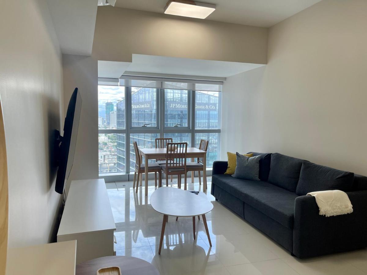 Bright 2-bedroom With Pool In Bgc Uptown *
