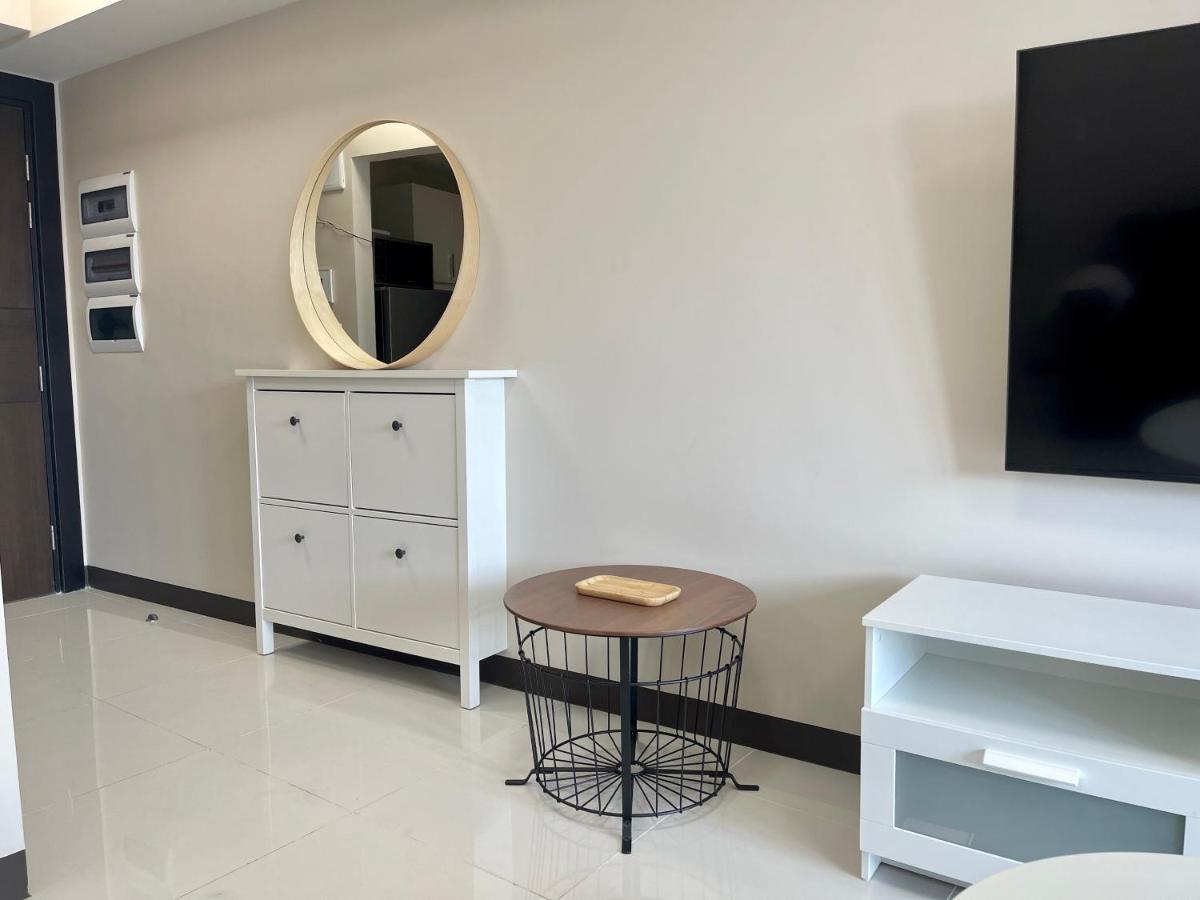 Bright 2-bedroom With Pool In Bgc Uptown *