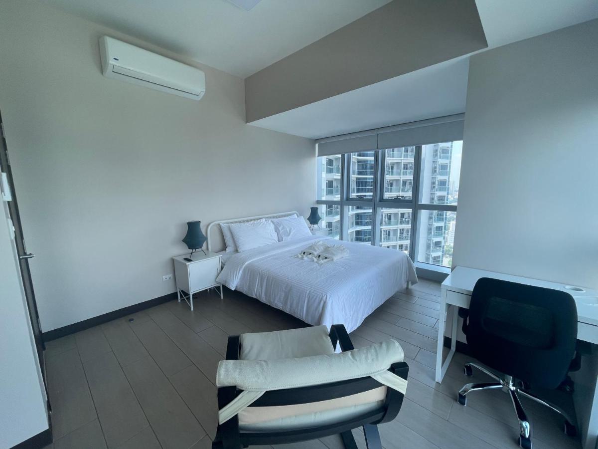 Bright 2-bedroom With Pool In Bgc Uptown Manila