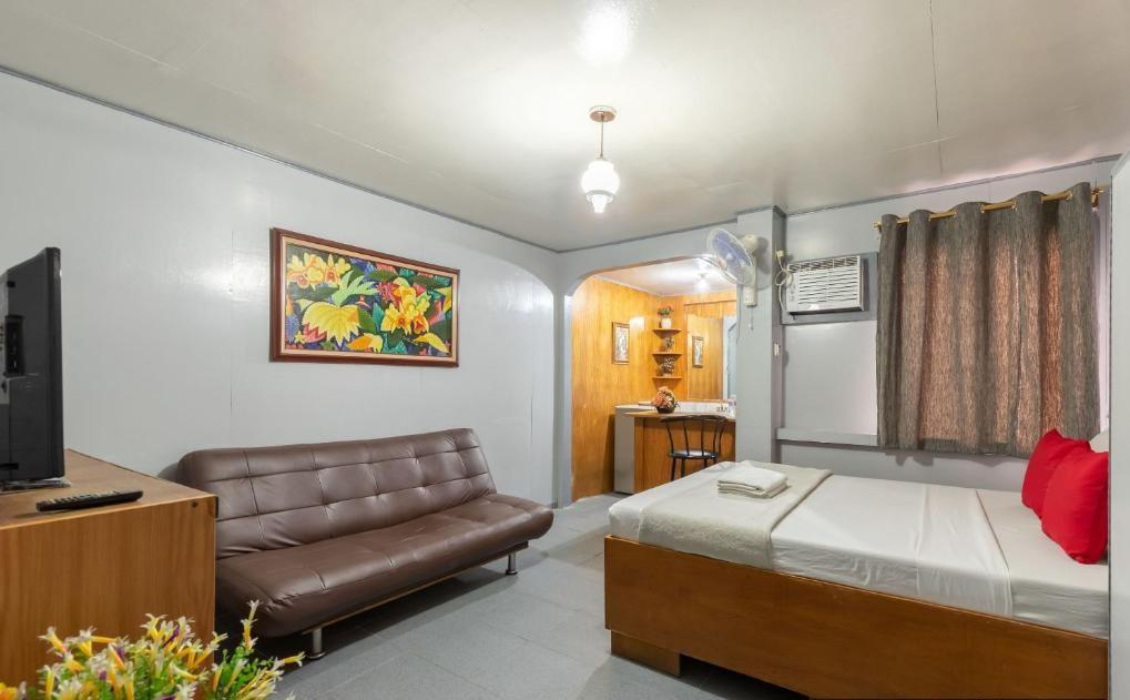 Oyo 722 Slouch Hotel