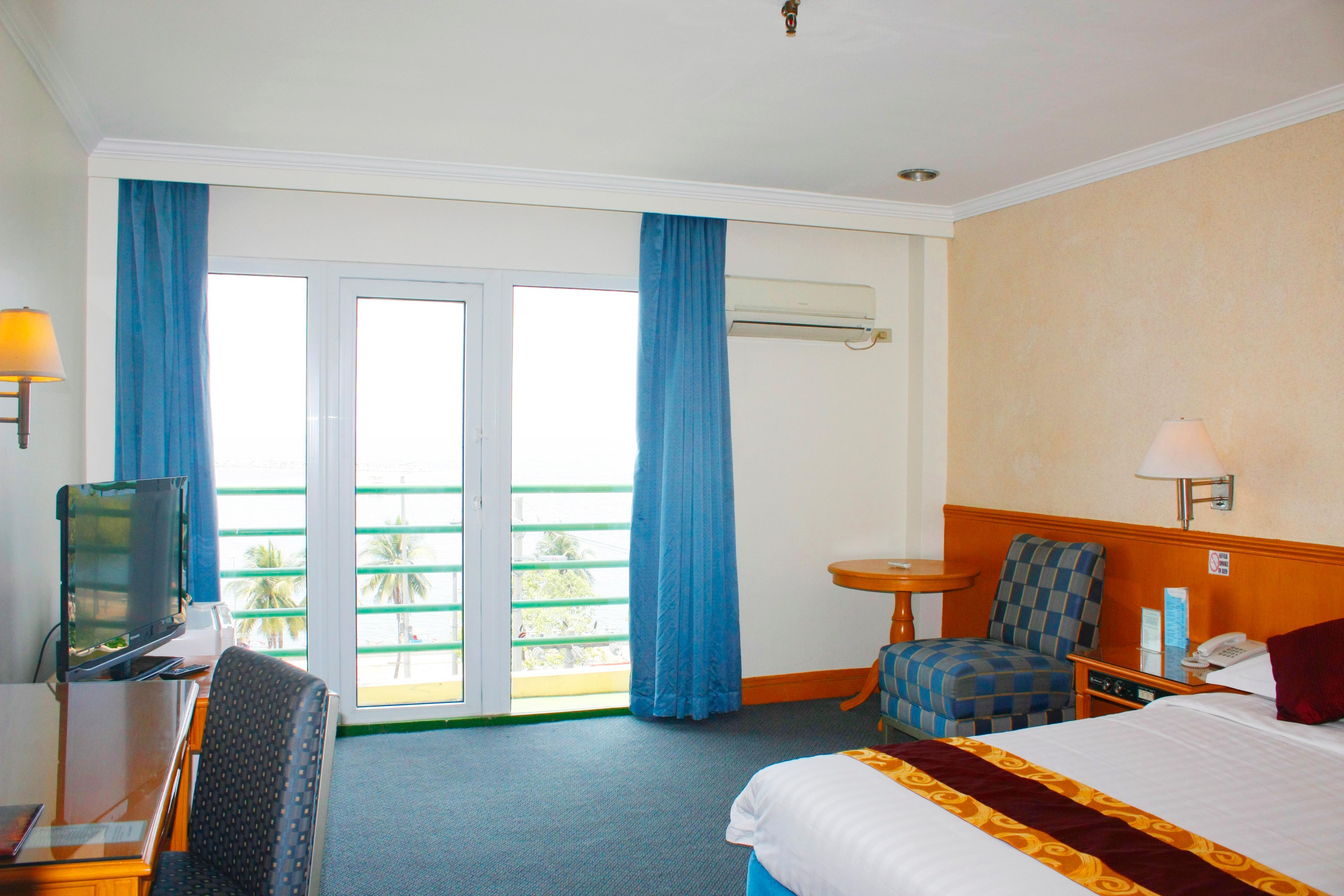 Aloha Roxas Boulevard Hotel 3*