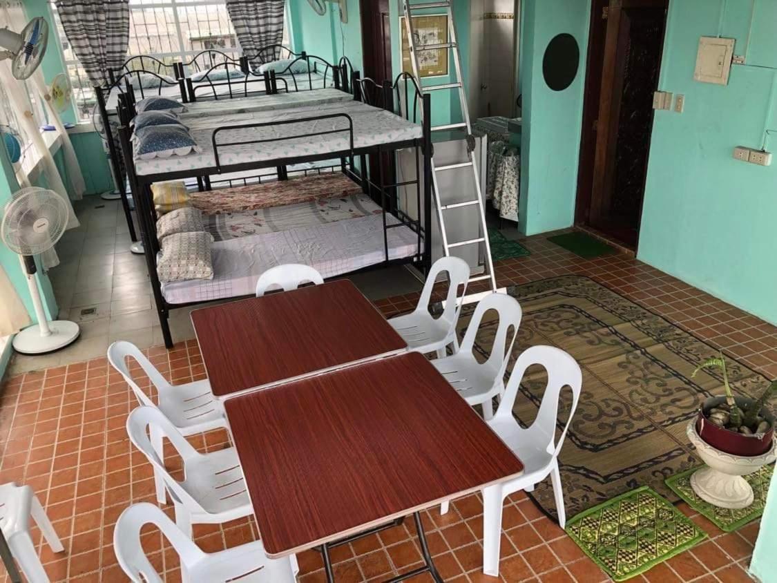 The Mansion - Backpackers Near Airport