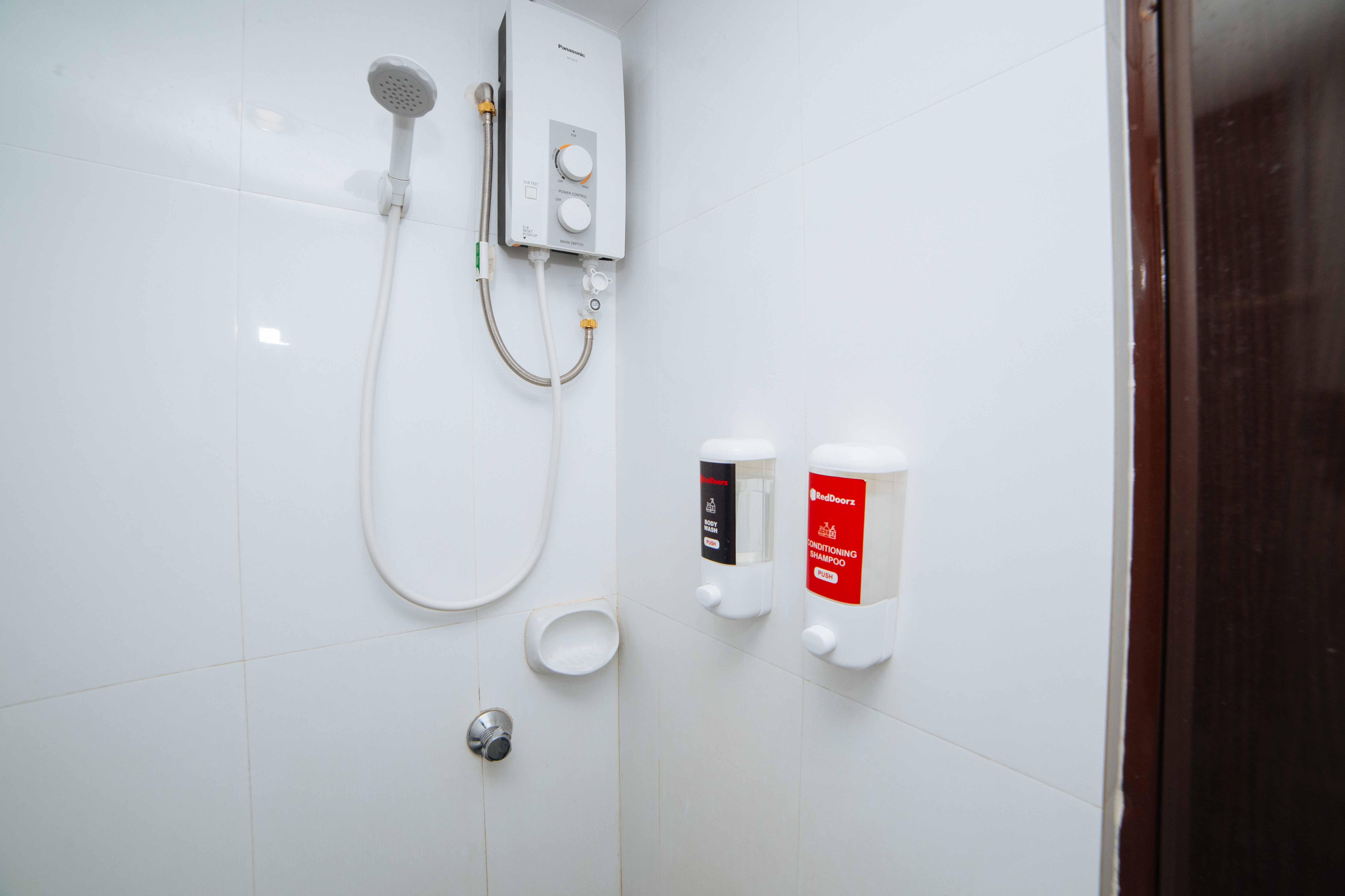 Hotel Reddoorz Near Bambang Station