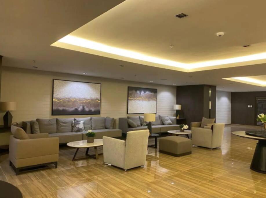 Great View 1 Bedroom In Makati Near Trident Tower *