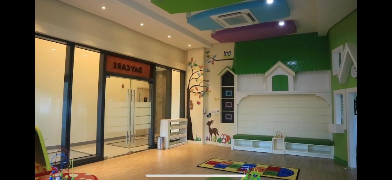 1 Bedroom Uptown Parksuites Bgc, High Floor, Morning Sun