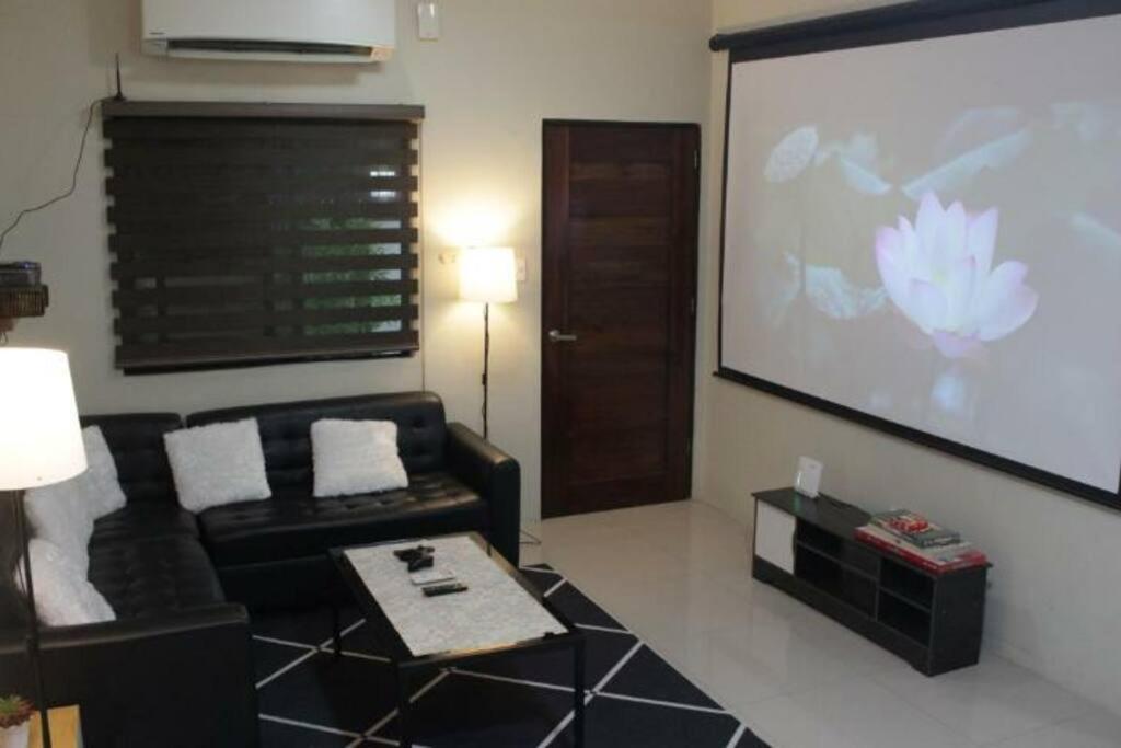 A2j Comfy W/ 120in Cinema + Jacuzzi Near Naia