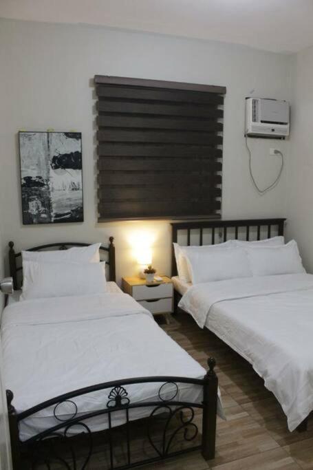 A2j Comfy W/ 120in Cinema + Jacuzzi Near Naia Holiday home Manila