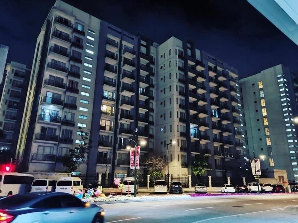 Unit Right Across Naia 3 *
