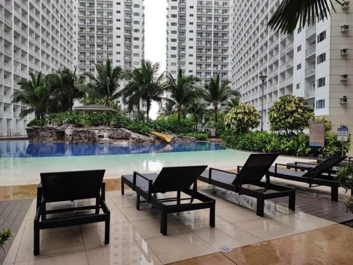 Ebony's Place At Shore Residences *