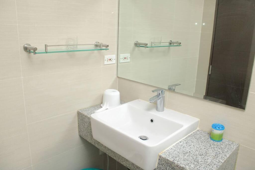 A2j Luxury 1br Near Venice Mall Bgc Taguig *
