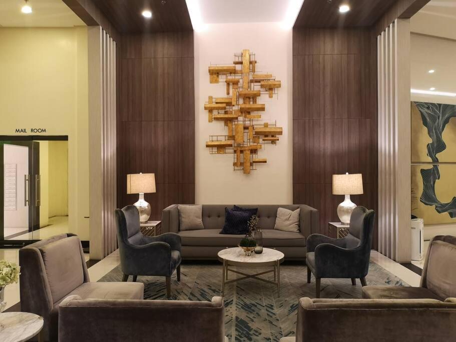 A2j Luxury 1br Near Venice Mall Bgc Taguig *