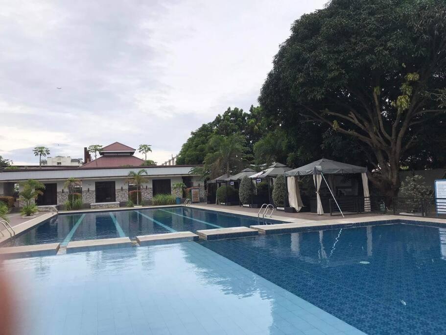 A2j Comfy W/ 120in Cinema + Jacuzzi Near Naia