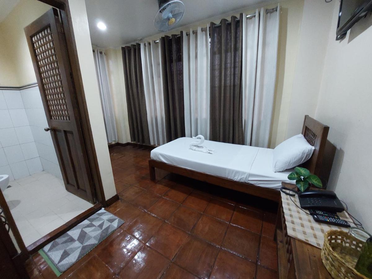Makabata & Cafe Hotel