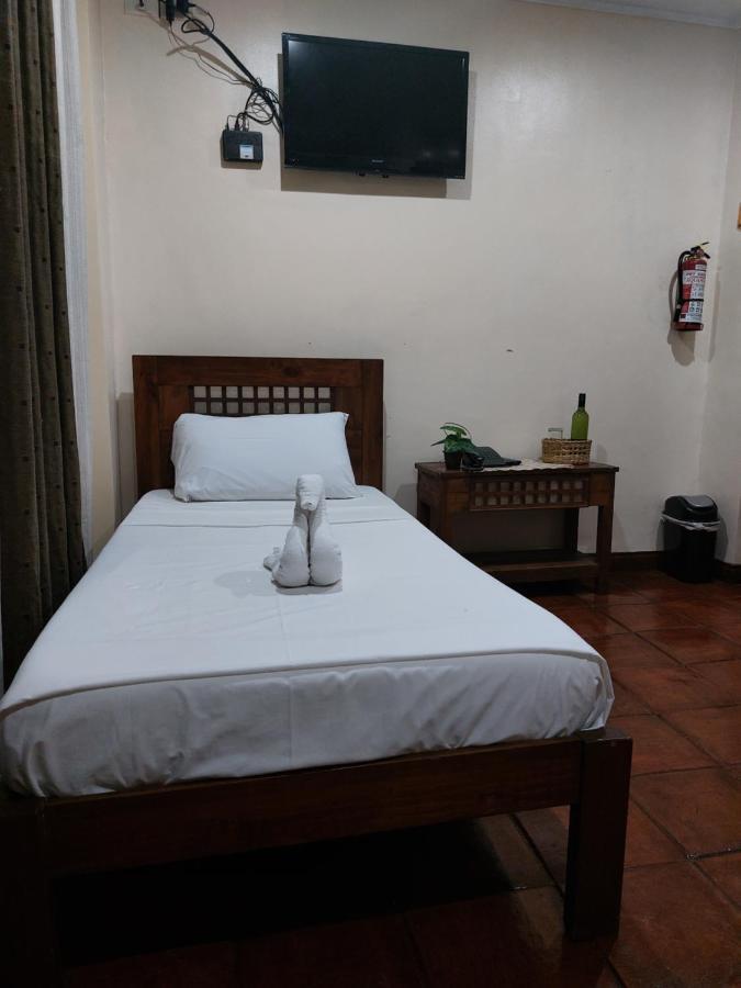 Makabata & Cafe Hotel *