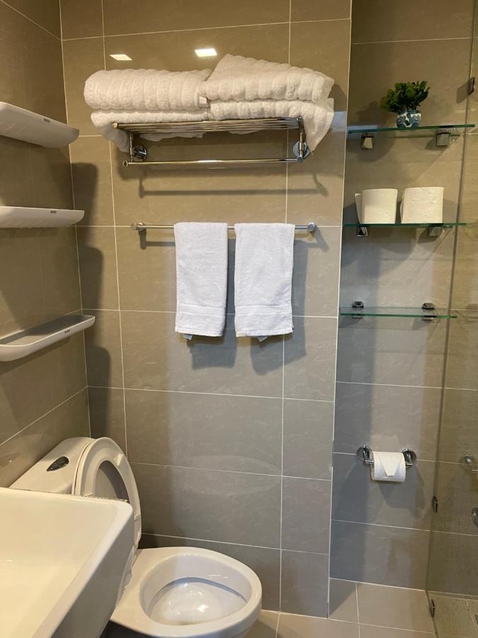 1 Bedroom Uptown Parksuites Bgc, High Floor, Morning Sun Apartment