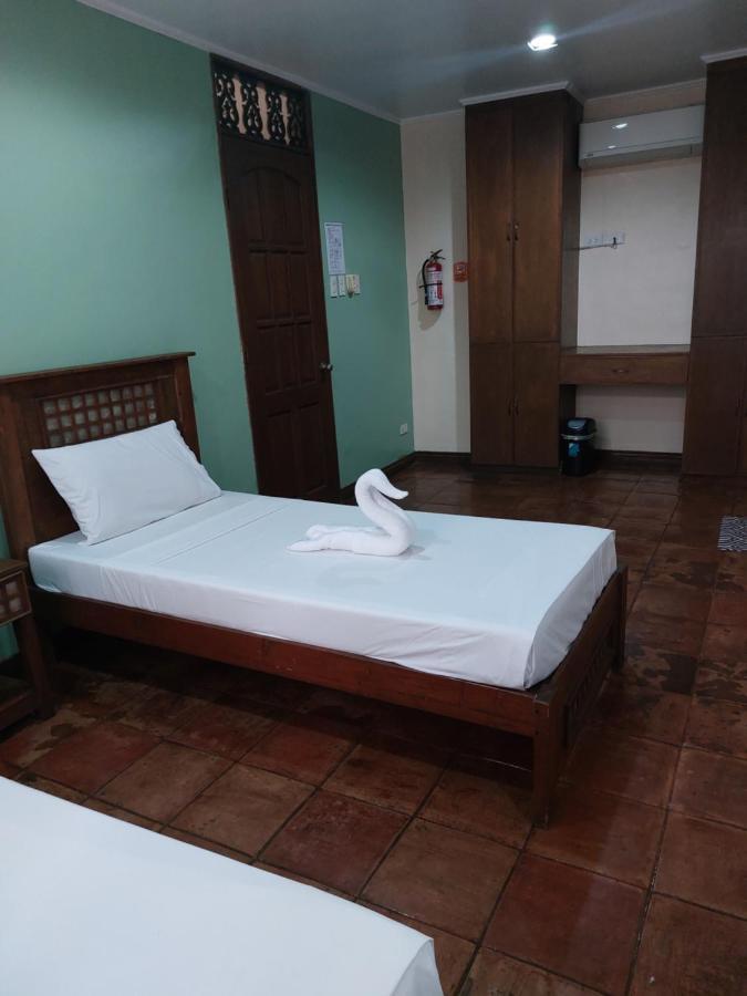 Makabata & Cafe Hotel Manila