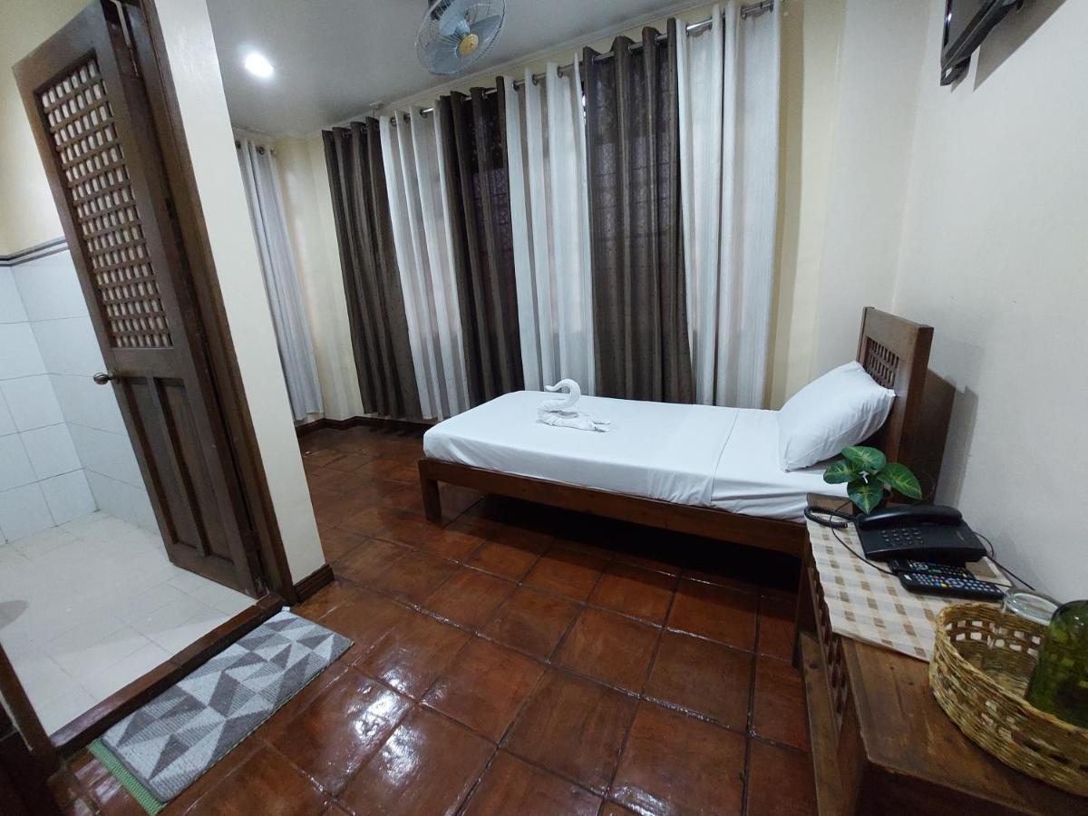 Hotel Makabata & Cafe Manila